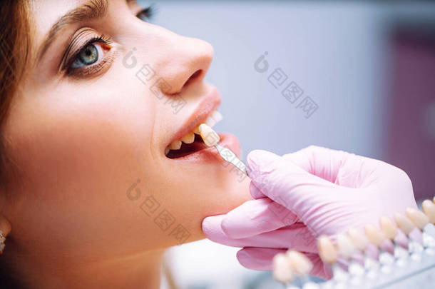 美丽的女人面带微笑,<strong>牙齿洁白</strong>健康.匹配植入物的阴影或<strong>牙齿</strong>美白的过程。健康的微笑.