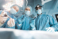 多文化外科医生在手术中观察病人的底层观点