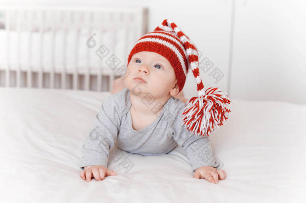 针织帽上的可爱婴儿画像躺在床上