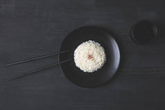 餐桌上用筷子放在盘子上的米饭