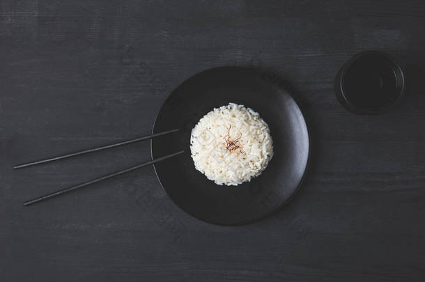 餐桌上用<strong>筷子</strong>放在<strong>盘子</strong>上的米饭