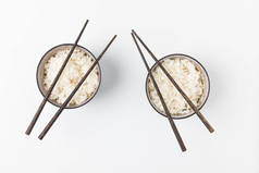 白色的筷子上的美味大米碗的顶部视图