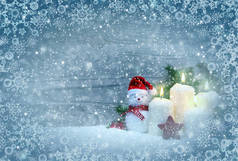 四支点燃的蜡烛和雪人。 圣诞装饰品.