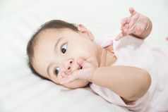 亚洲婴儿吸吮他的手指