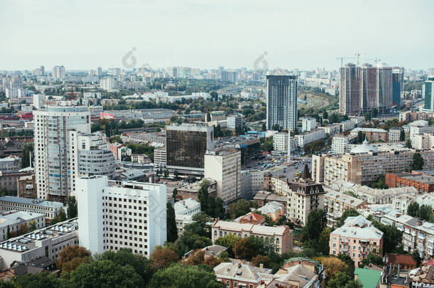 有建筑物和<strong>街道</strong>的城市的航拍图