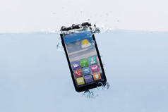 一个新的黑色手机被淹没在水中的特写