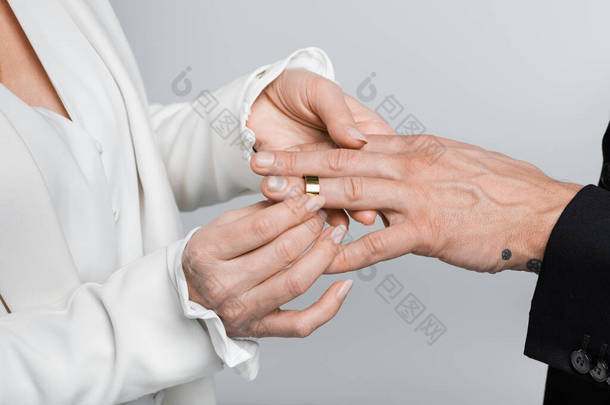 成熟女人戴结婚戒指戴在新郎身上的剪影