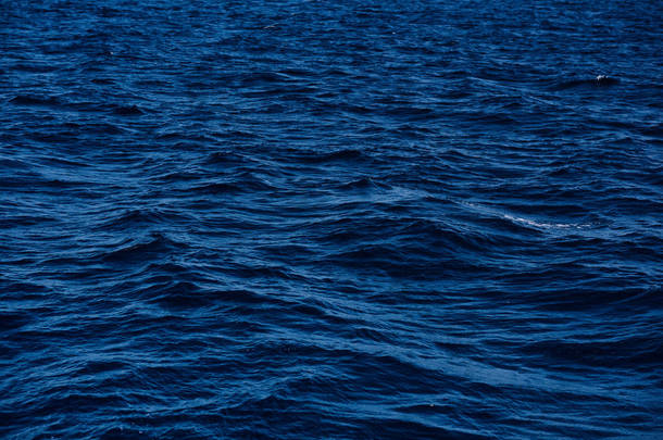 背景上有美丽质感的平静蓝色海