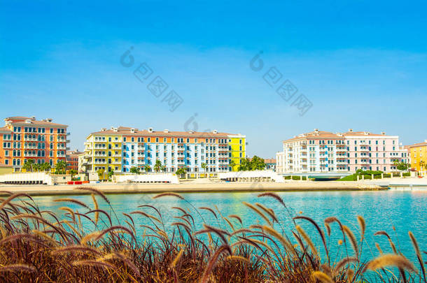 五颜六色的海滨<strong>建筑</strong>在卡塔尔珍珠的 qanat quartier <strong>风格</strong>的威尼斯<strong>风格</strong>