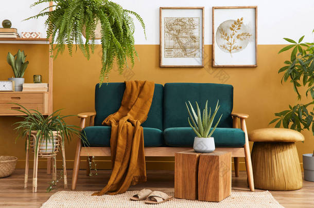 客厅内饰时尚的丑闻，带有设计绿色天鹅绒沙发，金袋，木制家具，植物，地毯，立方体和模型的海报框架。模板.