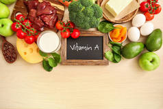 低背景的高维生素A来源的分配：胡萝卜、花椰菜、黄油、鳄梨、干杏仁、鸡蛋、红辣椒、肝脏、菠菜、苹果、西红柿、牛奶、奶酪。顶部视图.