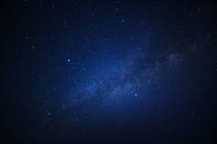 银河带着星星和宇宙中的尘埃
