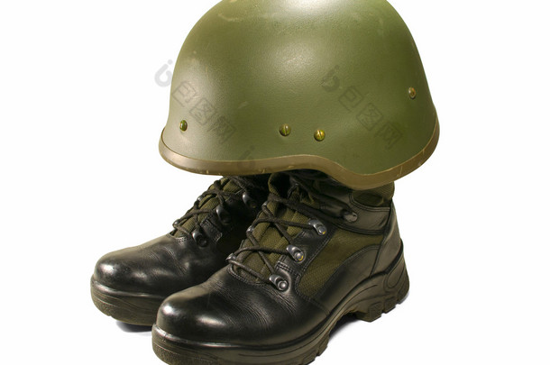 <strong>士兵</strong>和军队属性： 军事靴子和头盔。白色背景上的孤立。剪切路径 （无阴影).