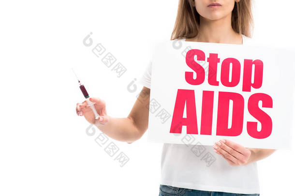 妇女持注射器与血和卡的裁剪图像白色, 世界艾滋病日概念查出的停止艾滋病文本