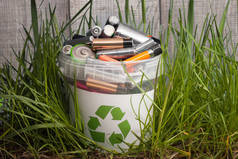 塑料电池回收站在草地上