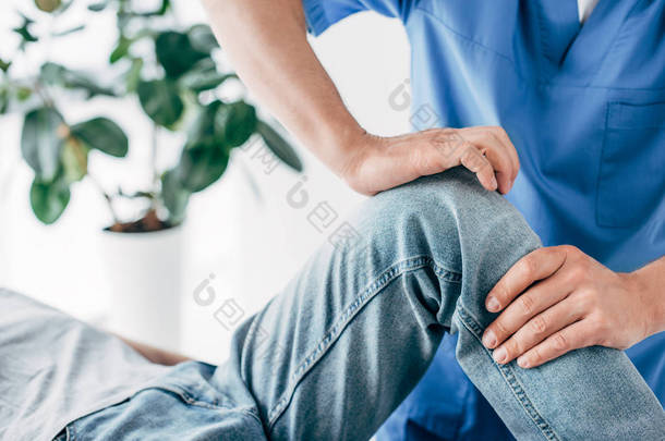 <strong>住院病人</strong>物理治疗师按摩腿的裁剪视图