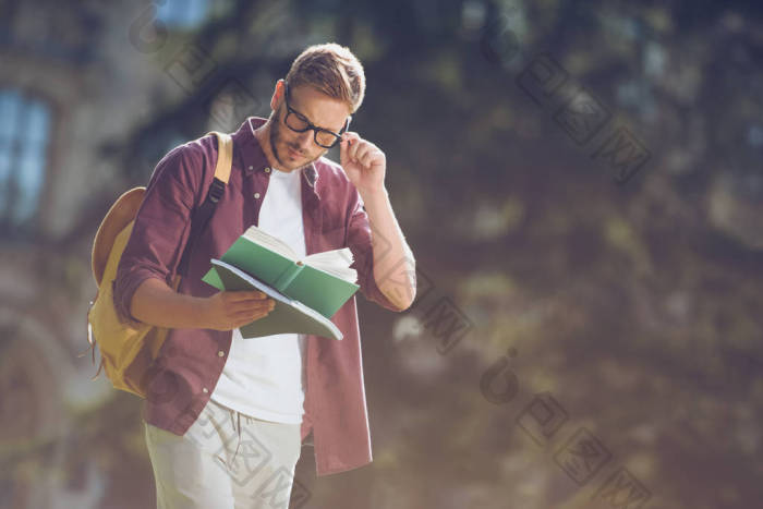 学生读的书学霸图片-包图网企业站