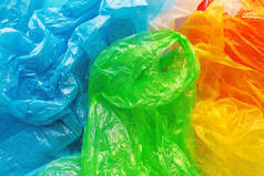 彩色塑料袋堆、消费主义与环境污染概念