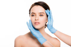 裁剪的意见整形外科医生在蓝色乳胶手套触摸在白色孤立的黑发妇女的脸