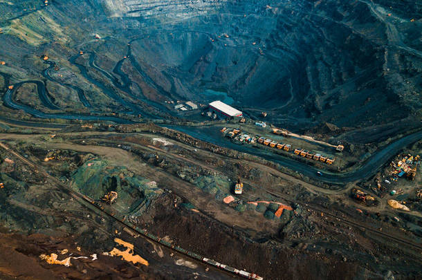 铁矿开采的空中景观、露天铁矿开采的全景、采石场铁矿爆破准备工作、露天采场爆破工作