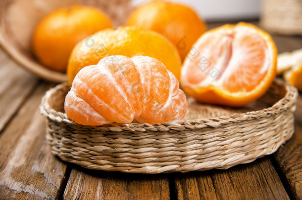 木制桌子上新鲜的橘子