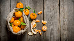 在一个旧袋子用一把小刀和去皮的橘子香橘子.