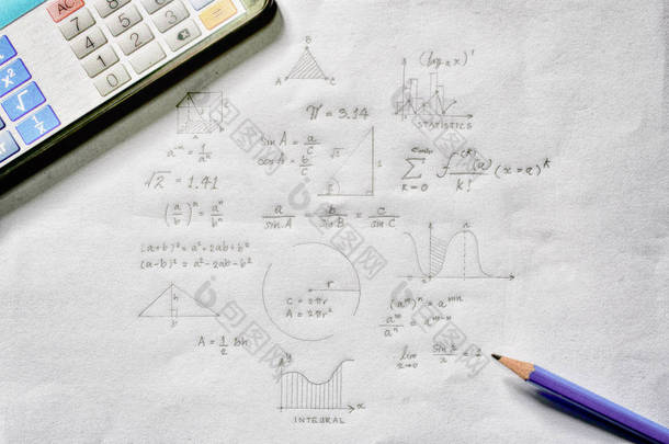 数学概念-计算器和铅笔在纸上用数学公式