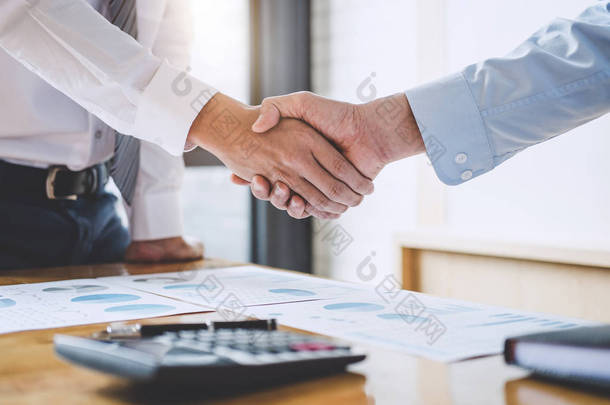 商务团队的问候和结束, 两个业务握手协作后, 双方讨论了良好的交易合同的公司, 财务, 会计, 投资.
