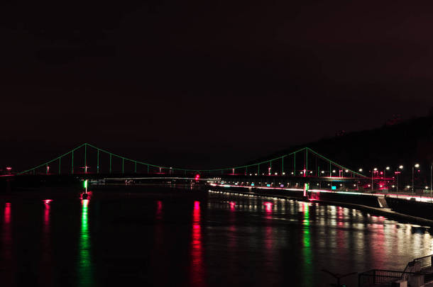 灯火通明的桥梁在夜间