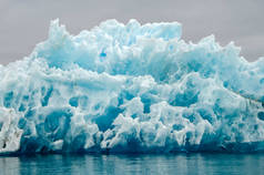 具有非常艺术形状的冰山的细节