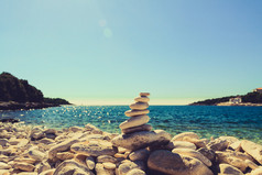 石头的平衡，在蓝色的大海，在克罗地亚的小石头堆栈.