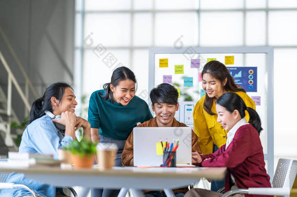年轻快乐的亚洲商人,女人<strong>一起</strong>在<strong>创业</strong>办公室工作.创意团队头脑风暴会议，互联网技术，商人同事合作，或同事团队合作的概念
