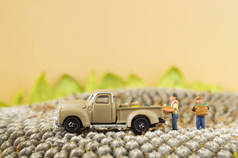 一个小玩具农场皮卡和农民的向日葵种子.