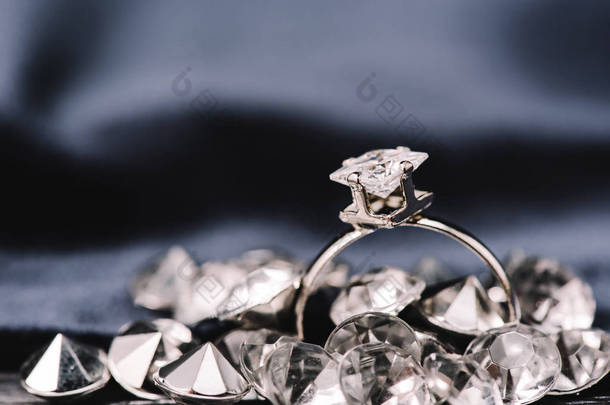 带纯闪亮钻石的订婚戒指的<strong>选择性</strong>焦点