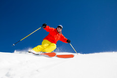 滑雪、 滑雪、 在新鲜粉雪-男子下坡滑雪自由式滑雪
