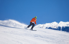 运动员在快速滑动的滑雪面罩