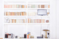 白色客厅与现代木制书架