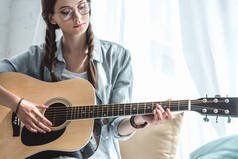 有吸引力的十几岁女孩演奏声学吉他
