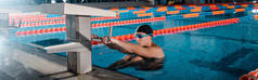 英俊游泳运动员在游泳池中运动的全景照片