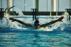 游泳运动员在奥运会池上重新创建