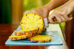 切碎的刀片和新鲜成熟的菠萝片