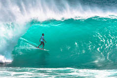 印尼巴厘岛巴东海滩当地冲浪者乘坐大浪