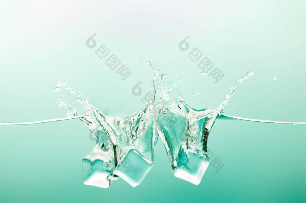 透明纯净水，绿色背景上飞溅和冰块