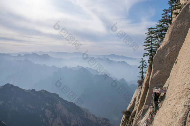 华山石山美丽的空中景观.陕西最受欢迎旅游胜地的山顶谷地