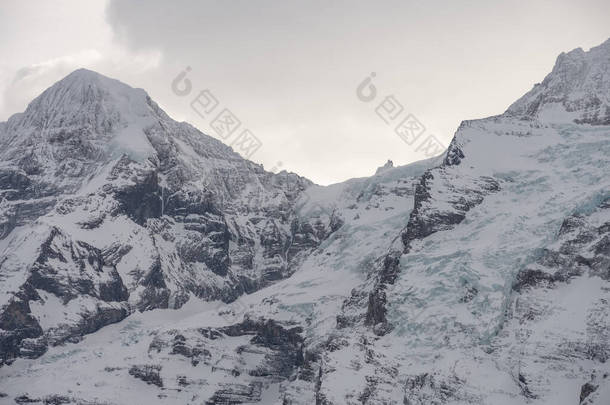 冬季瑞士群山的景色.<strong>阴云密布</strong>，蒙奇和容格弗鲁。瑞士Jungfrauregion的瑞士阿尔卑斯山