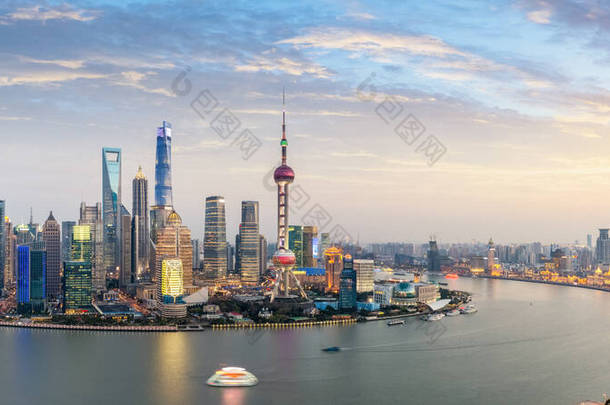 黄昏时分的上海天际线全景，美丽的<strong>黄浦江</strong>，有着浦东金融中心和外滩，中国.