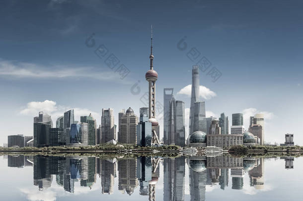 上海天际线与阳光明媚的天空和倒影, 抽象都市景观