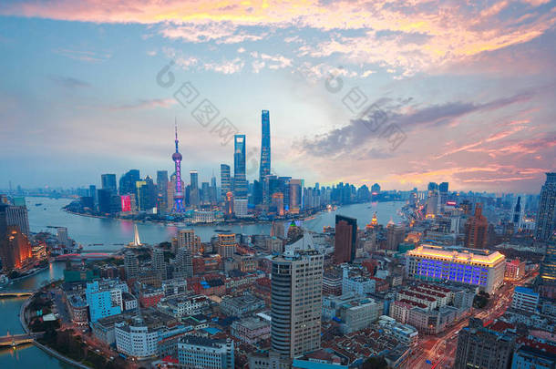 在上海外滩天际线的黄昏的空中摄影