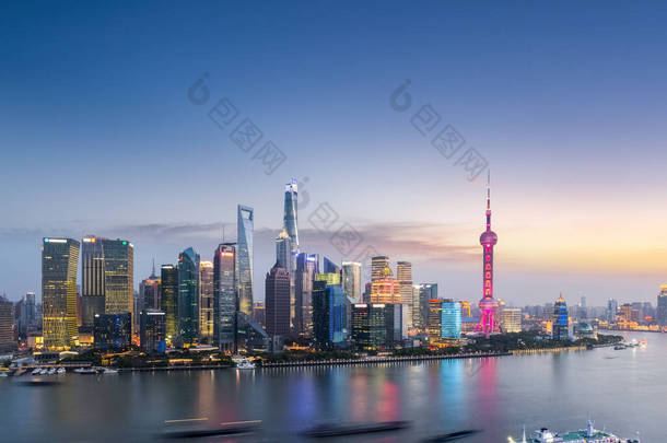 上海的夜景，美丽的黄浦江和浦东金融中心的天际线