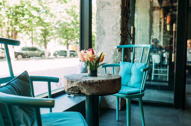 相片咖啡馆里面, 装饰的椅子和桌, 美丽的风景